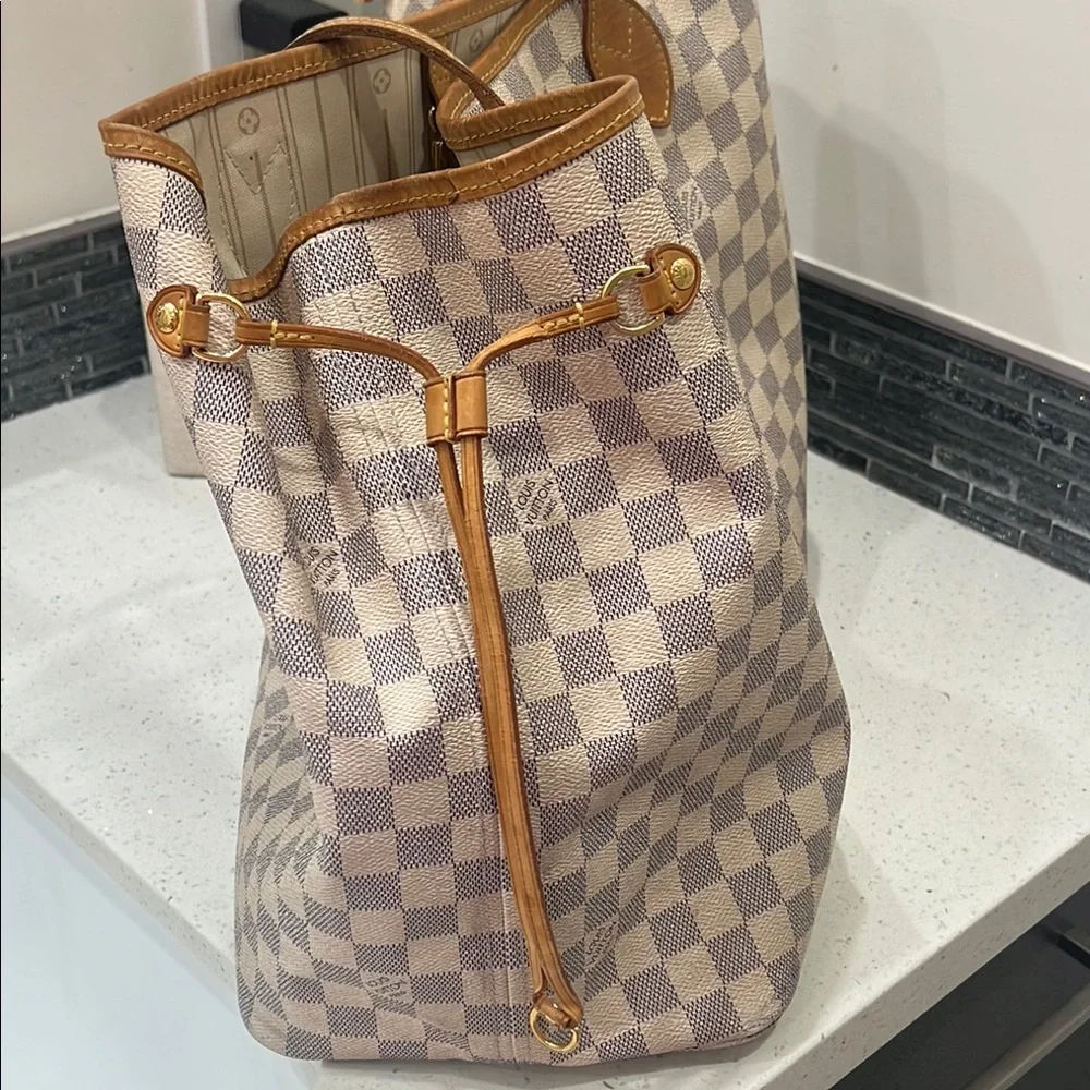 Stylish Checkered Tote Bag - Picture 4 of 9